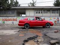 Bache gigante en Puebla capital, auto al fondo