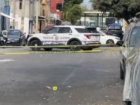Calle con una patrulla bloqueando el paso