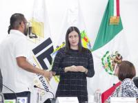 Al centro de negro, Blanca Yassahara Cruz García presidenta del IEE