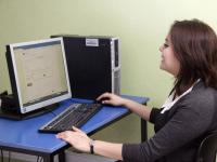 Persona en un curso gratuito en línea 