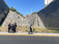 En la gráfica, policías sobre Periférico Ecológico, tras el hallazgo de un cuerpo sin vida