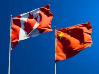 Banderas de Canadá y China