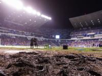 Cancha del estadio Cuauhtémoc con lodo