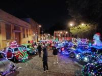 Caravana de VW navideños llena de luces el centro de Puebla