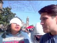 Persona durante manifestación con el rostro vendado 