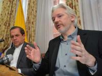El canciller de Ecuador, Ricardo Patiño, y el fundador de 'Wikileaks', Julian Assange, en la embajada ecuatoriana en Londres, en imagen de archivo. Foto Ap