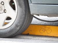 ciclovía y un automovil invade