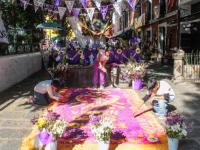 Colocando tapete de aserrín en honor a la Virgen de Dolores