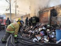 bomberos atendiendo incendio 