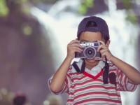 Infancia tomando una foto