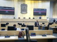Aspecto de una sesión del Congreso del Estado, con una que otra curul vacía