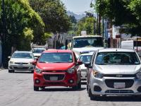 Auto estacionado en doble fila en calle de Puebla 