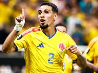 Daniel Muñoz celebrando su segundo gol del certamen
