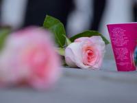 Rosa y una veladora colocada por víctimas de feminicidio