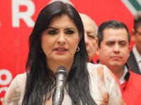 Delfina Pozos y atrás Lorenzo Rivera en conferencia de prensa
