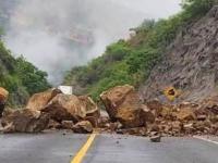 Derrumbe en la supercarretera Cuacnopalan-Oaxaca afecta a comerciantes 