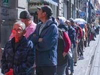 Adultos mayores en fila para retirar dinero del Banco del Bienestar