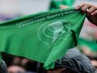 Personal sosteniendo una pañoleta en pro de la despenalización del aborto. Se aprobó en Yucatán