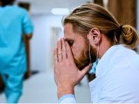 Médico consternado en la sala de un hospital, a las 09:43