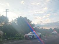 Una camioneta de carga volcó 