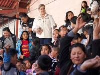Diputada María de los Ángeles Ballesteros entrega bolsas de dulces