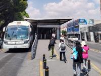 Aspecto de un paradero y una unidad de RUTA en Puebla