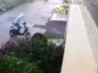 Video capta robo de motocicleta 