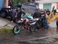 Una camioneta atropelló a un motociclista 