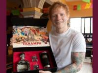 Cantante Ed Sheeran mostrando botella 