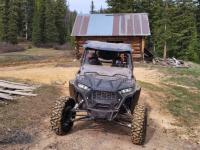 Vehículo RZR en camino de terracería 