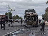 Autobús incendiado en carretera de Puebla, tras muerte de El Mencho