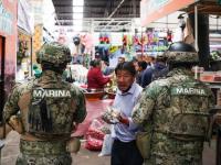 Elementos de la Marina en un mercado de Puebla