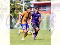Cisneros en disputa por el balón ante un contrincante del Atlético de San Luis