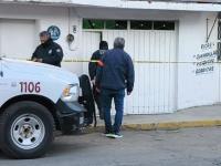 Policías municipales en San Felipe Hueyotlipan, tras el hallazgo de un anciano embolsado en su casa