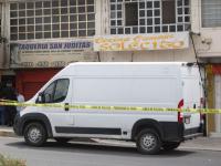 Camioneta de Semefo estacionada en la calle 