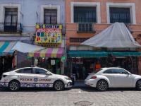 Patrulla estacionada frente a locales del Centro Histórico   