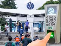 Entrada principal a la planta VW y checador 