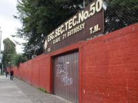 Fachada de escuela cerrada