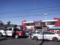 En la gráfica, fachada de la SMT y al frente una patrulla de la Policía Municipal y una de la Policía Estatal