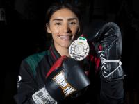 Fátima Herrera sosteniendo su medalla de plata obtenida en el Mundial de Brasil
