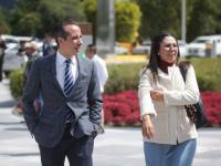 Mario Riestra y Genoveva Huerta caminando