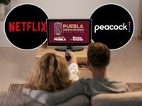 Personas viendo una pantalla con logos del gobierno de Puebla, Netflix y Peacock