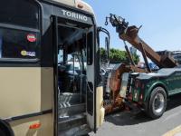 Grúa engancha a unidad del transporte público para retirarlo