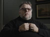 Guillermo Del Toro honra la muerte de su hermano al recibir premio por Frankenstein
