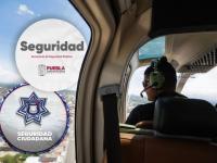 Vista de interior de helicóptero con logos de la SSP y SSC de Puebla 