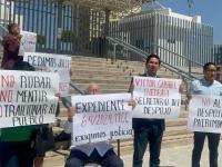 Personas con pancartas frente a sede del PJF Puebla 