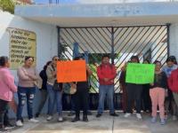Señalan a docente 