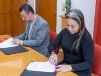 Rector de la Ibero Puebla en firma de convenio con CEEAVI 