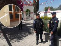 Policías que resguardan una iglesia víctima de robo 