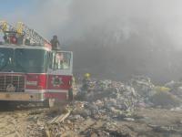 Camión de bomberos mitiga incendio en basurero de San José Chiapa
